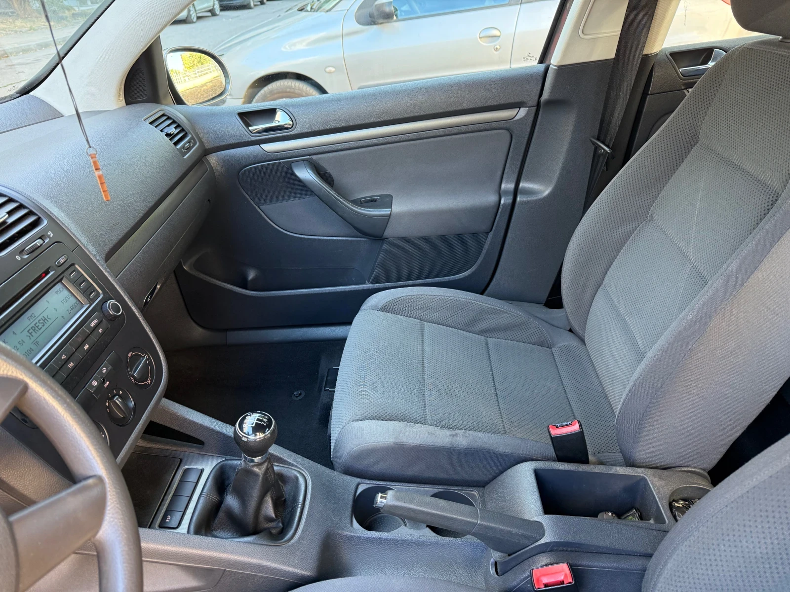 VW Golf 1.6 бензин гаражен автомобил като нов  - изображение 10