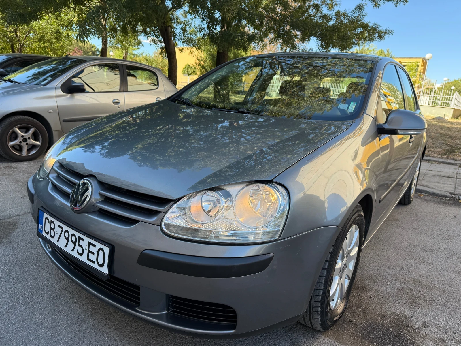 VW Golf 1.6 бензин гаражен автомобил като нов  - изображение 8