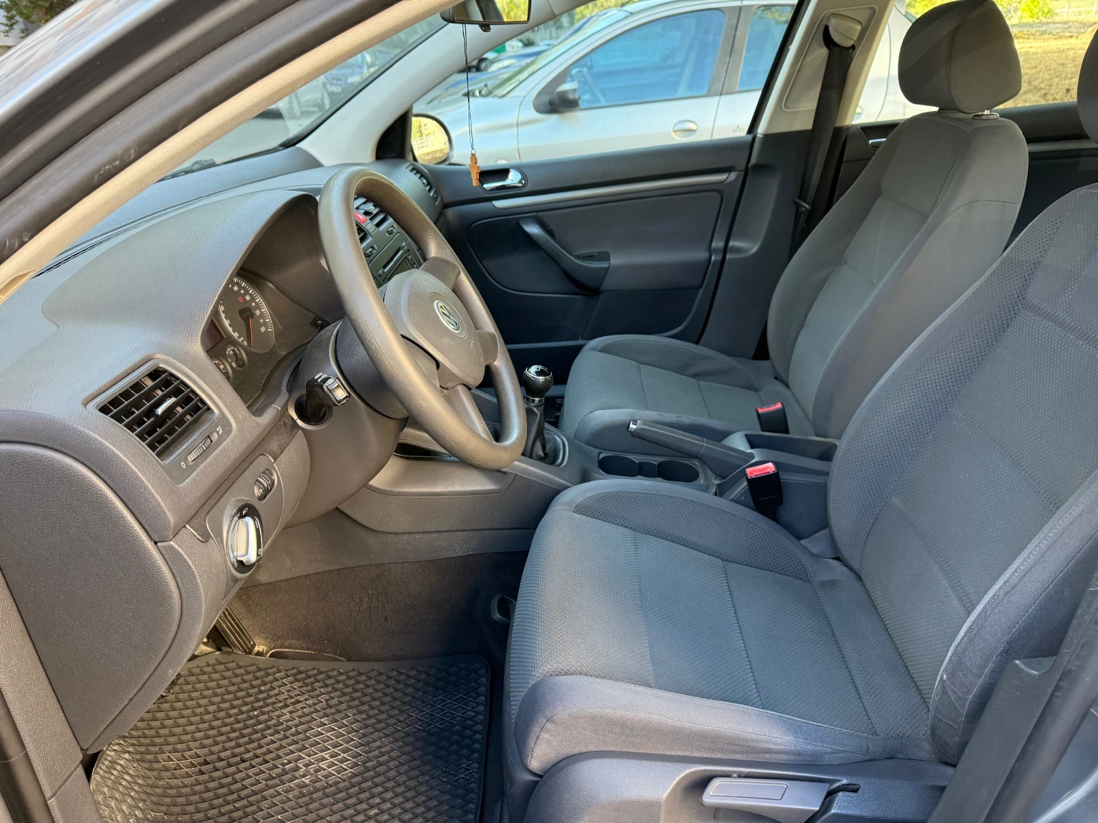 VW Golf 1.6 бензин гаражен автомобил като нов  - изображение 9