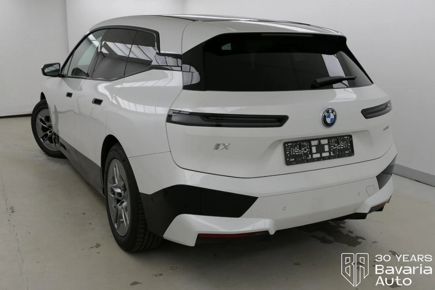 BMW iX 50 xDrive Sport Paket - изображение 2