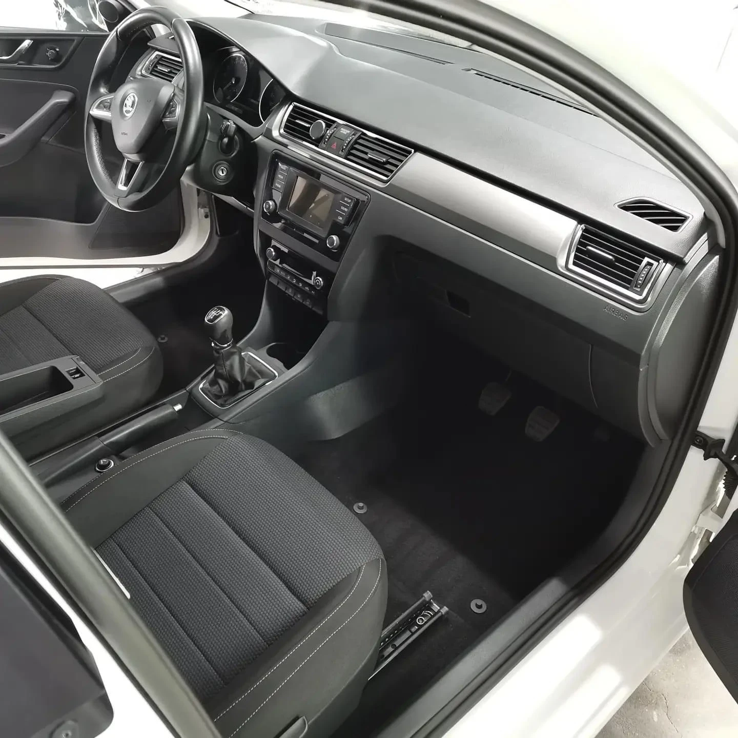 Skoda Rapid, снимка 6 - Автомобили и джипове - 55618717