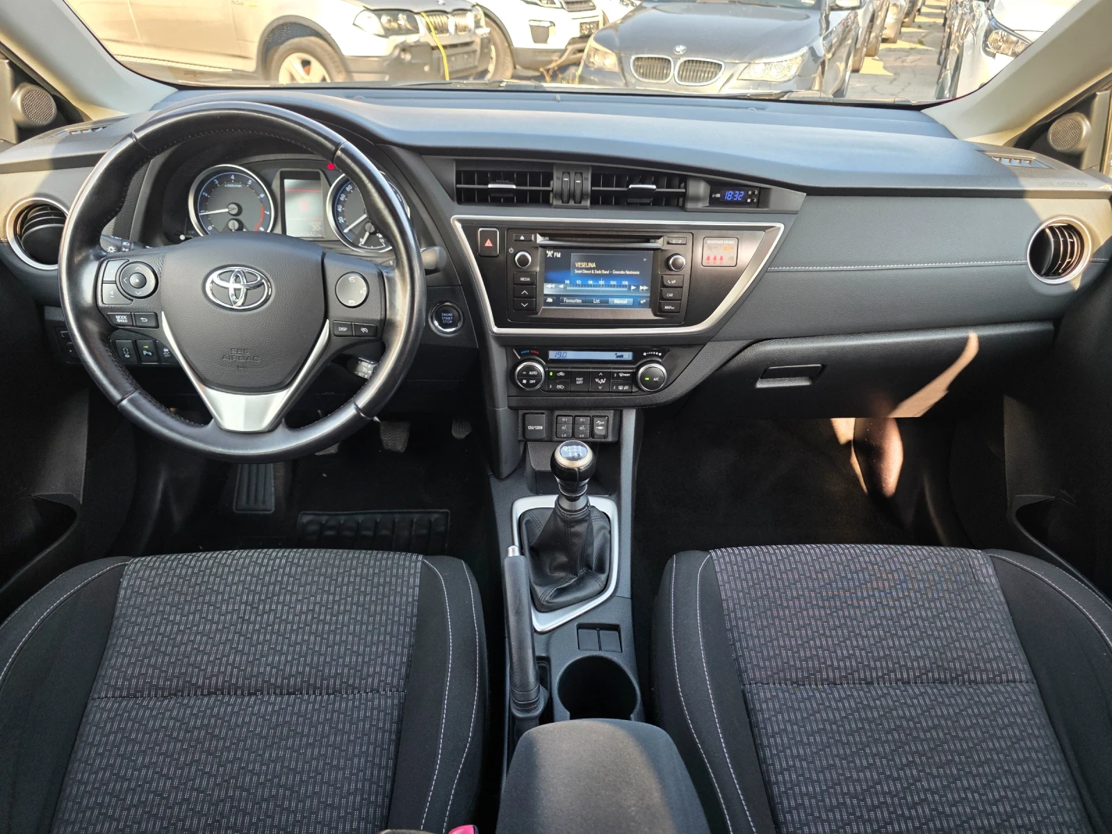 Toyota Auris 1.6i 132k.c EURO 5B , снимка 12 - Автомобили и джипове - 55385848