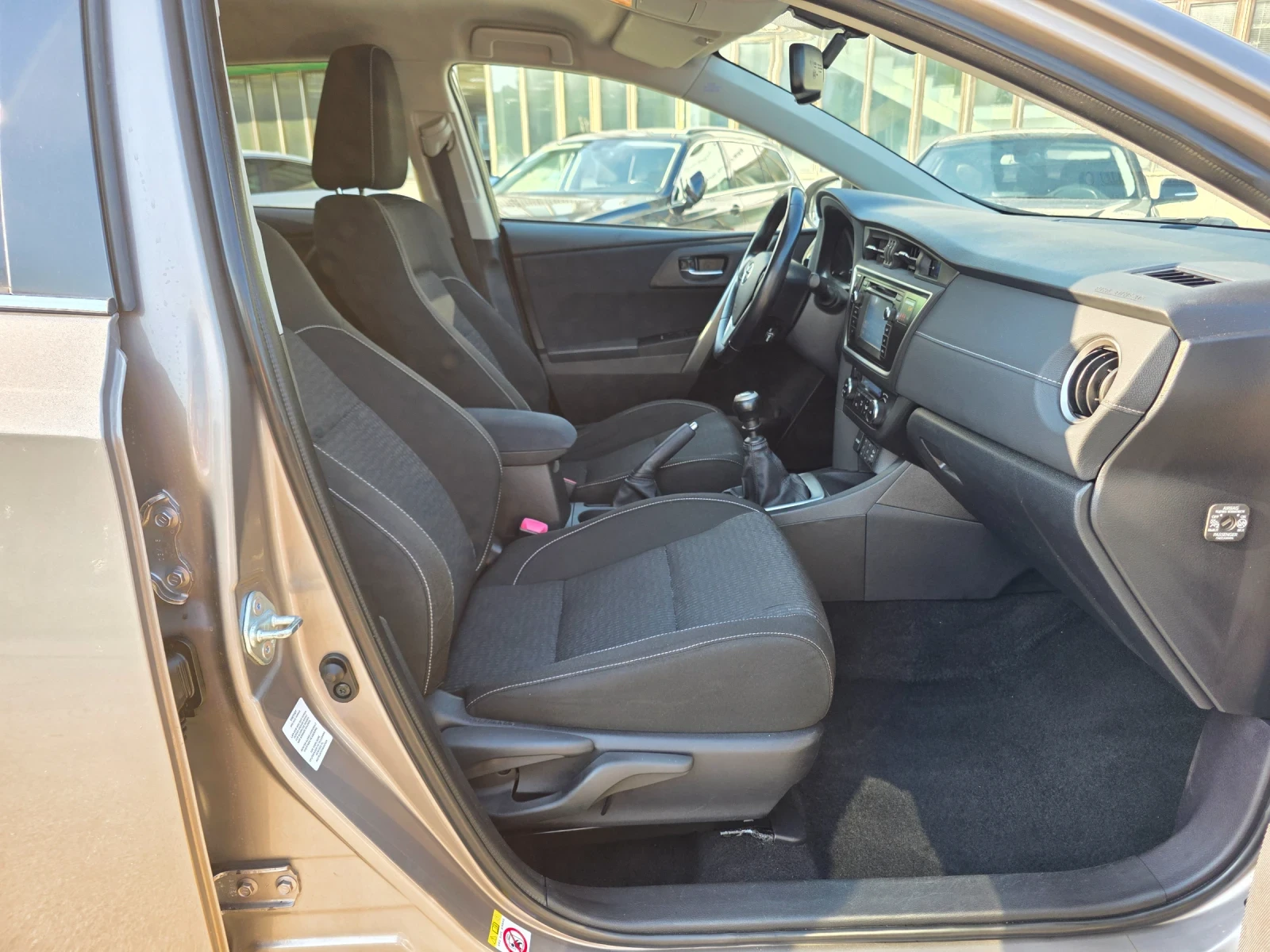 Toyota Auris 1.6i 132k.c EURO 5B , снимка 13 - Автомобили и джипове - 55385848