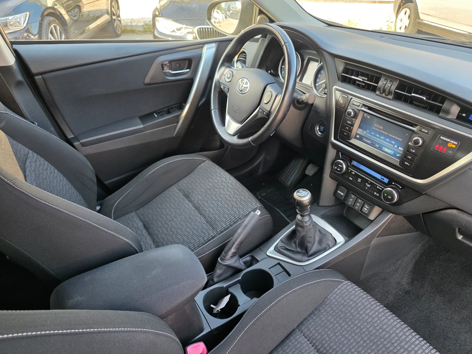 Toyota Auris 1.6i 132k.c EURO 5B , снимка 14 - Автомобили и джипове - 55385848