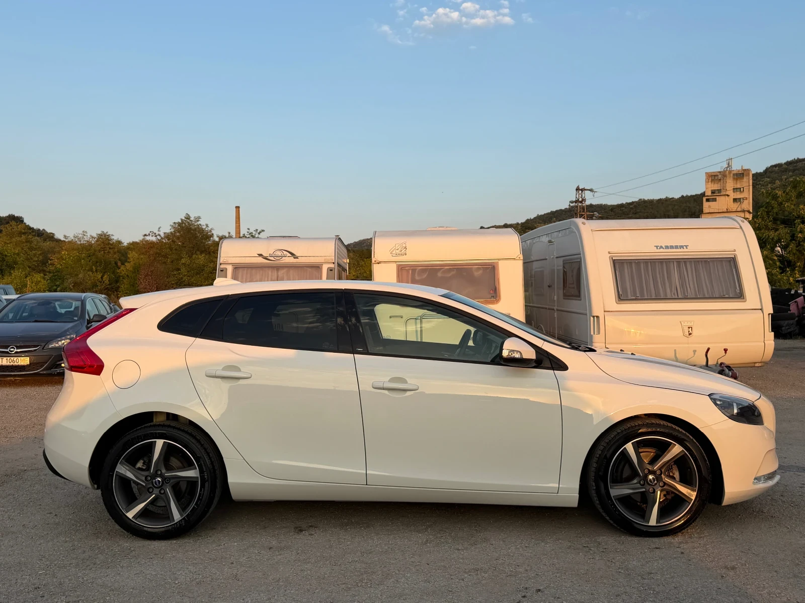 Volvo V40 1.6D УНИКАЛНА/НОВ ВНОС/ЛЕТИ ДЖ./КЛИМАТР, снимка 2 - Автомобили и джипове - 55771916