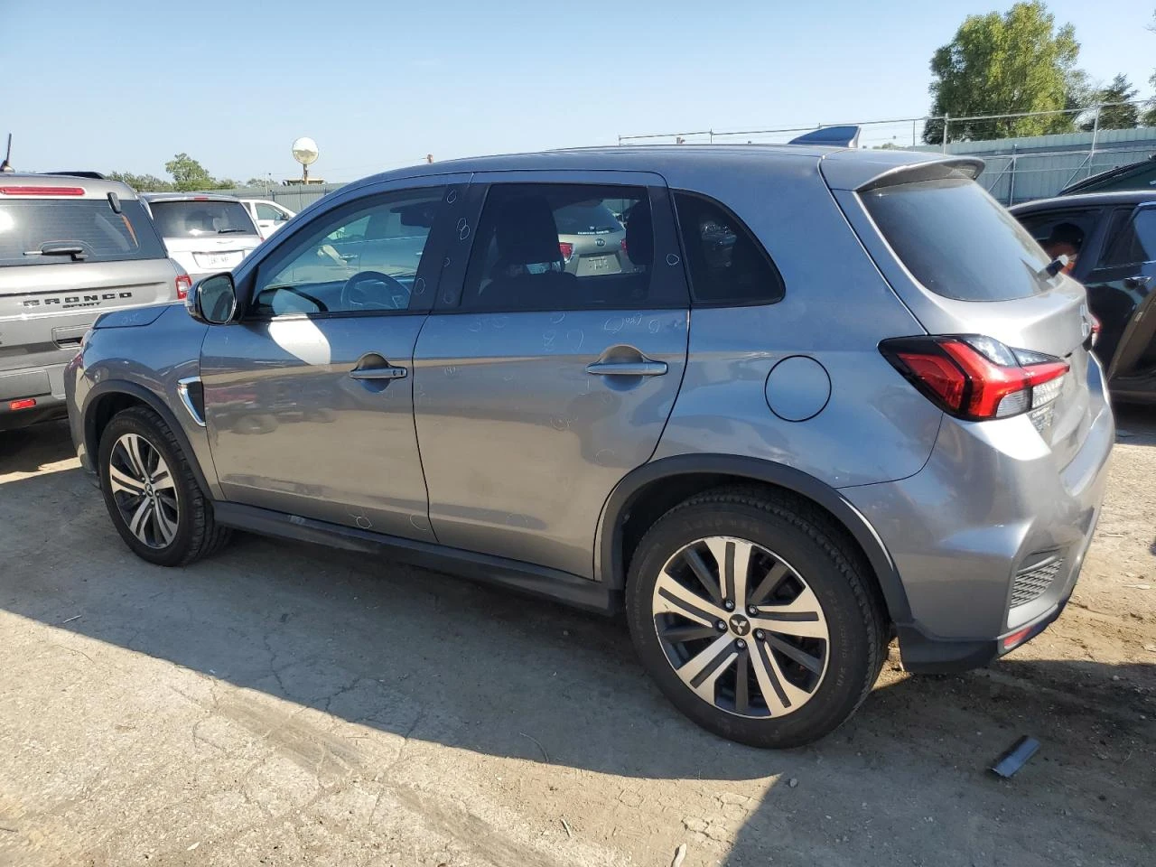 Mitsubishi Outlander 2.0 SPORT ES - изображение 2