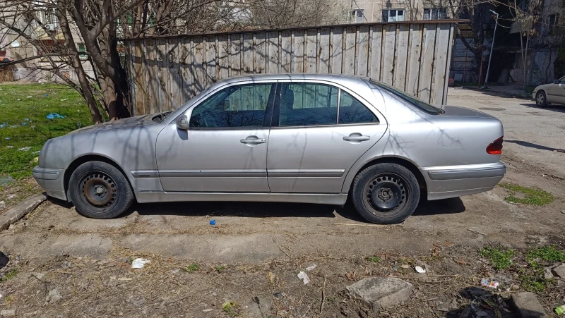 Mercedes-Benz E 220, снимка 3 - Автомобили и джипове - 49599607