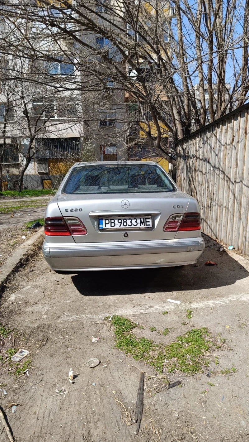 Mercedes-Benz E 220, снимка 2 - Автомобили и джипове - 49599607