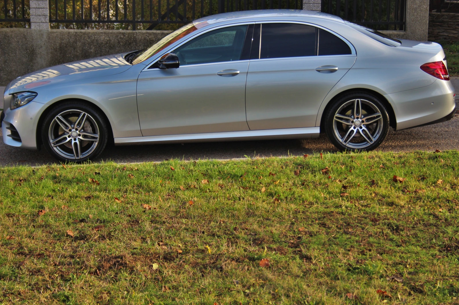 Mercedes-Benz E 220 AMG, снимка 3 - Автомобили и джипове - 54412217