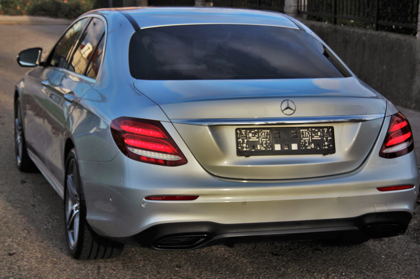 Mercedes-Benz E 220 AMG, снимка 2 - Автомобили и джипове - 54412217