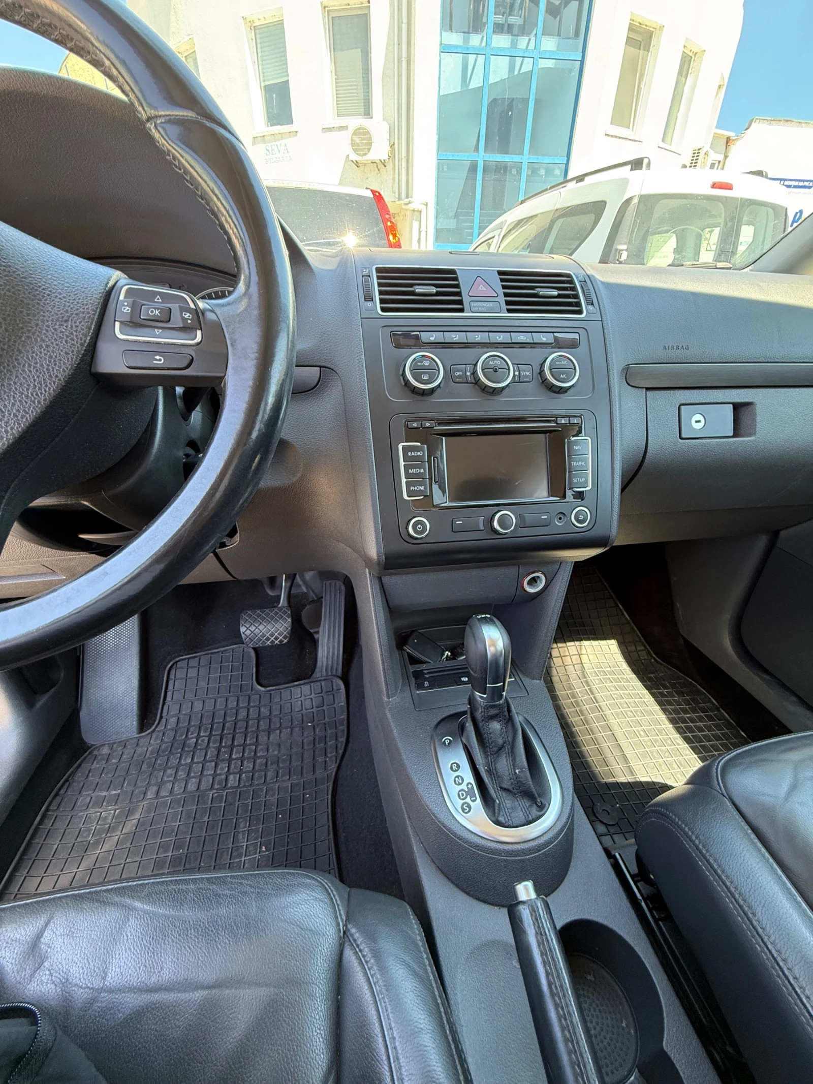 VW Touran Highline, снимка 4 - Автомобили и джипове - 56016944