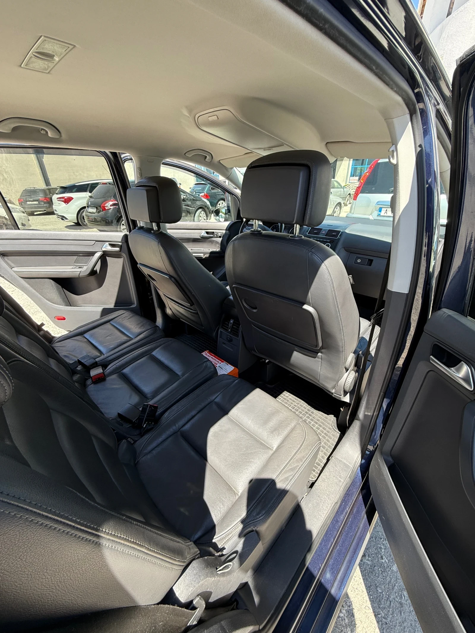 VW Touran Highline, снимка 6 - Автомобили и джипове - 56016944
