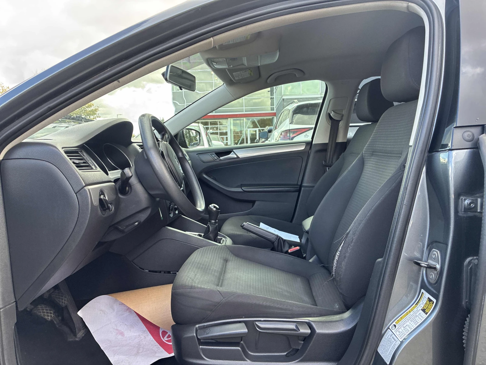 VW Jetta 4dr 2.0L Man, снимка 12 - Автомобили и джипове - 56523649