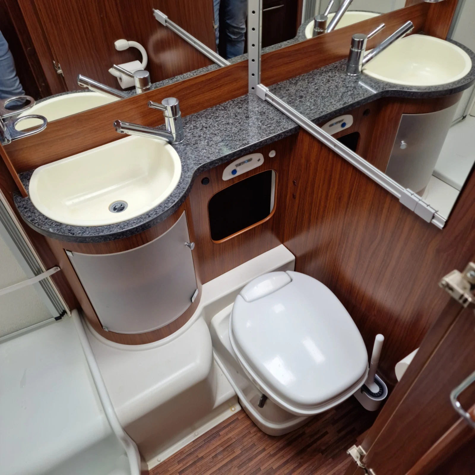 Кемпер HYMER / ERIBA T 664 SL , снимка 13 - Каравани и кемпери - 54440338