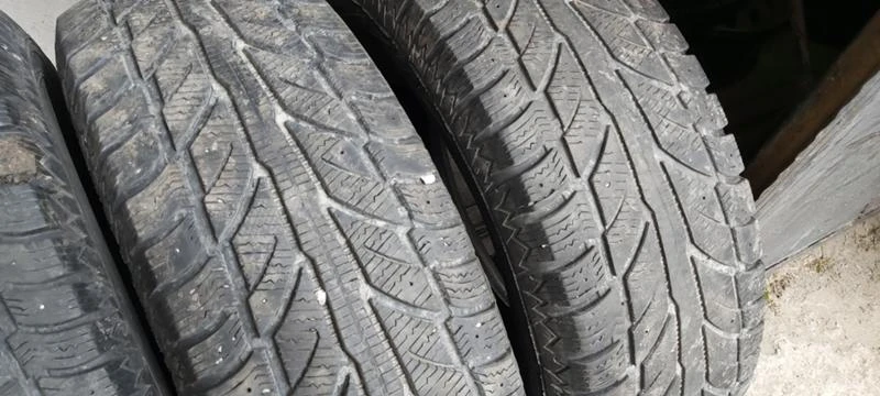 Гуми Зимни 235/75R15, снимка 4 - Гуми и джанти - 33034183