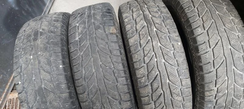 Гуми Зимни 235/75R15, снимка 2 - Гуми и джанти - 33034183