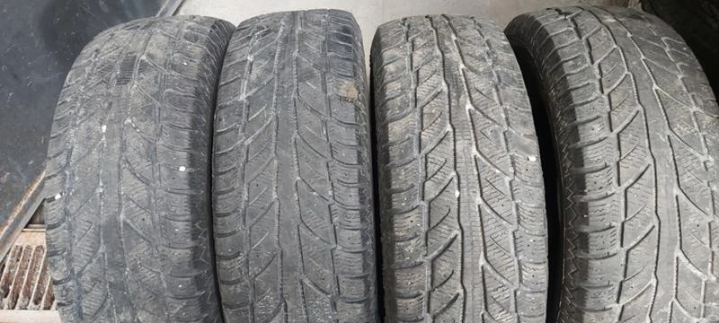 Гуми Зимни 235/75R15, снимка 1 - Гуми и джанти - 33034183