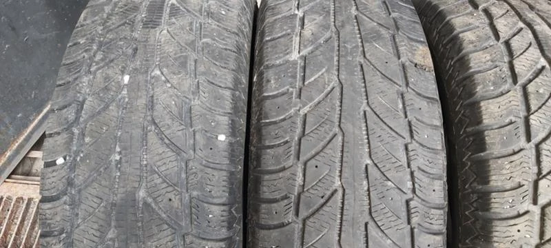 Гуми Зимни 235/75R15, снимка 3 - Гуми и джанти - 33034183