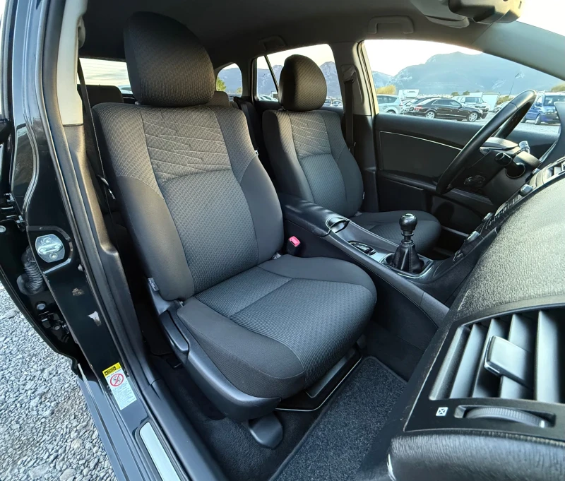 Toyota Avensis 2.0D-4D 126кс * Навигация* * Камера* * KeyLess* , снимка 13 - Автомобили и джипове - 52124087
