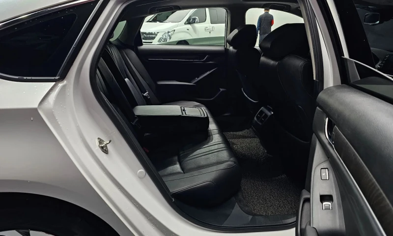 Honda Accord 1.5 Turbo, снимка 11 - Автомобили и джипове - 52551319