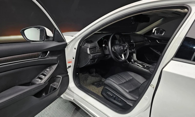 Honda Accord 1.5 Turbo, снимка 9 - Автомобили и джипове - 52551319