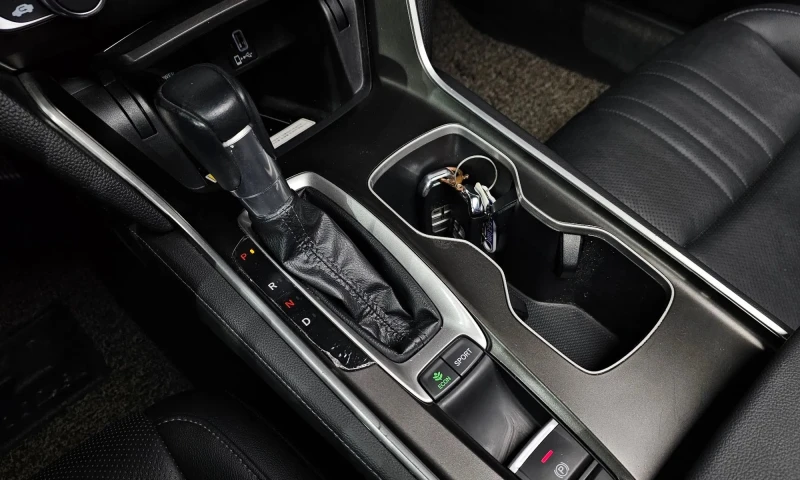 Honda Accord 1.5 Turbo, снимка 8 - Автомобили и джипове - 52551319