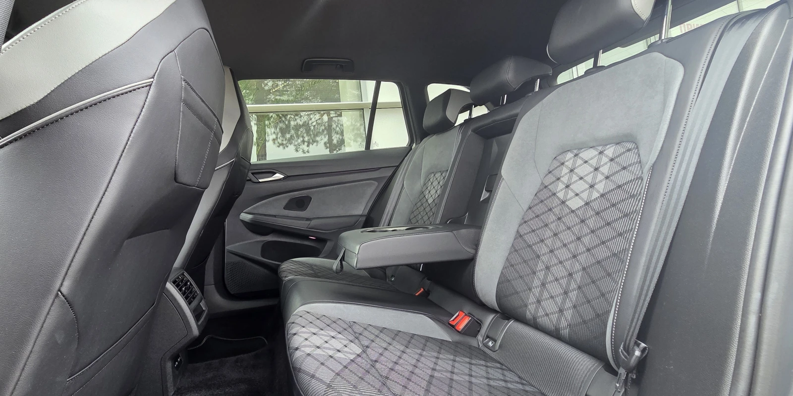 VW Golf R-Line в цвят Nardo Grey - изображение 8