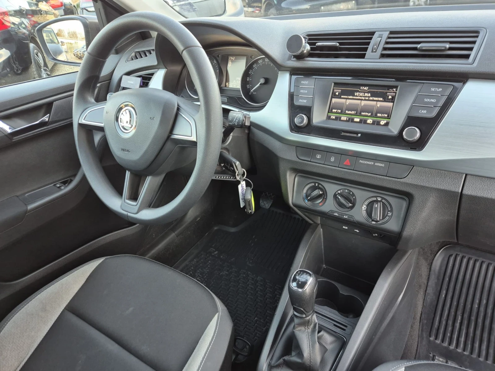 Skoda Fabia 1.0b, снимка 9 - Автомобили и джипове - 54067474