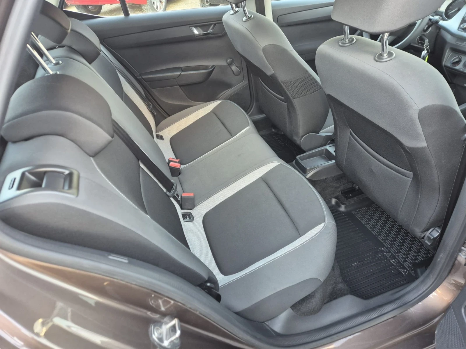 Skoda Fabia 1.0b, снимка 11 - Автомобили и джипове - 54067474