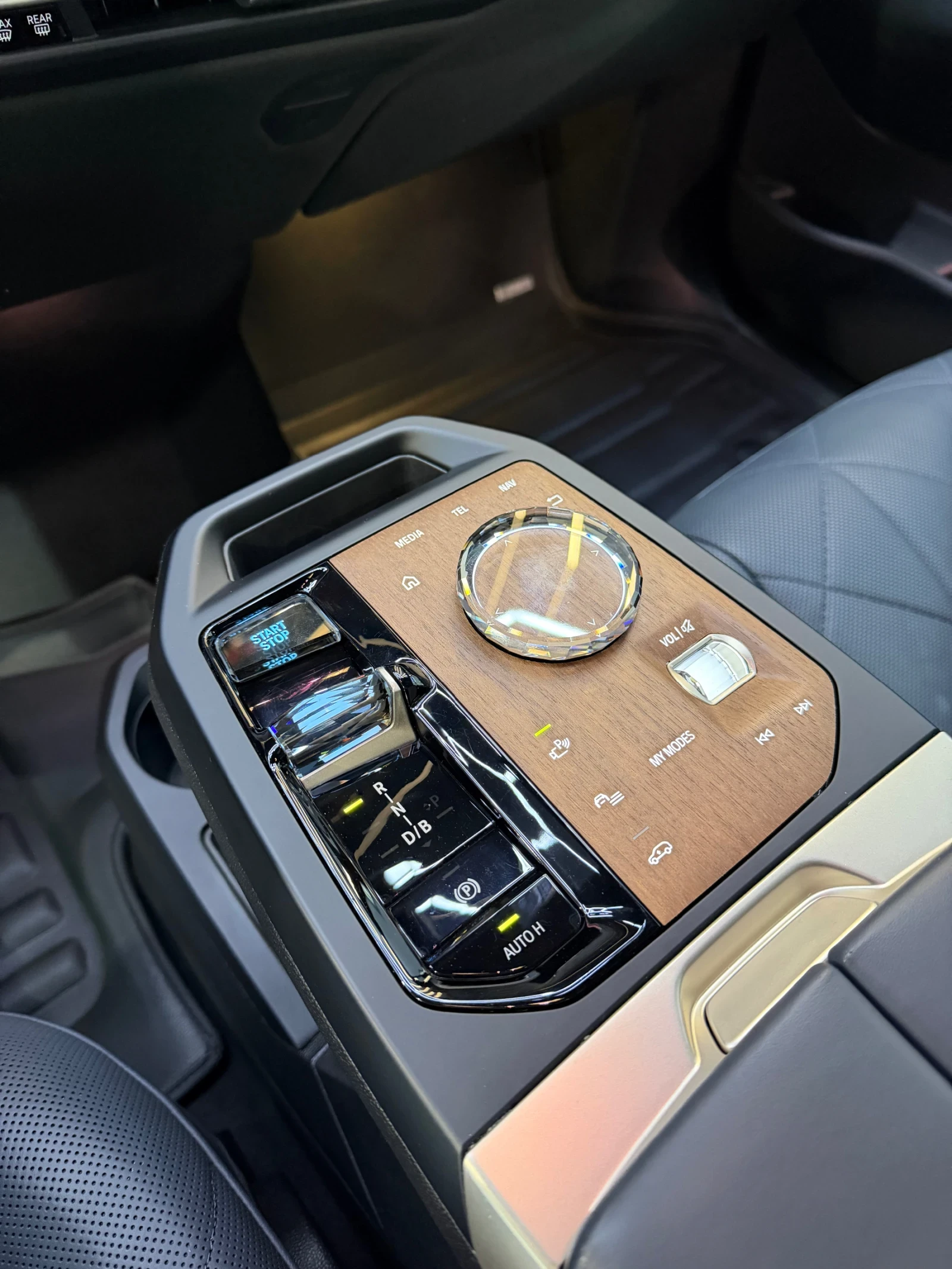 BMW iX 50 xDrive FULL Ekcmpu* SWAROVSKI * BOWERS & WILKIN, снимка 9 - Автомобили и джипове - 54597777