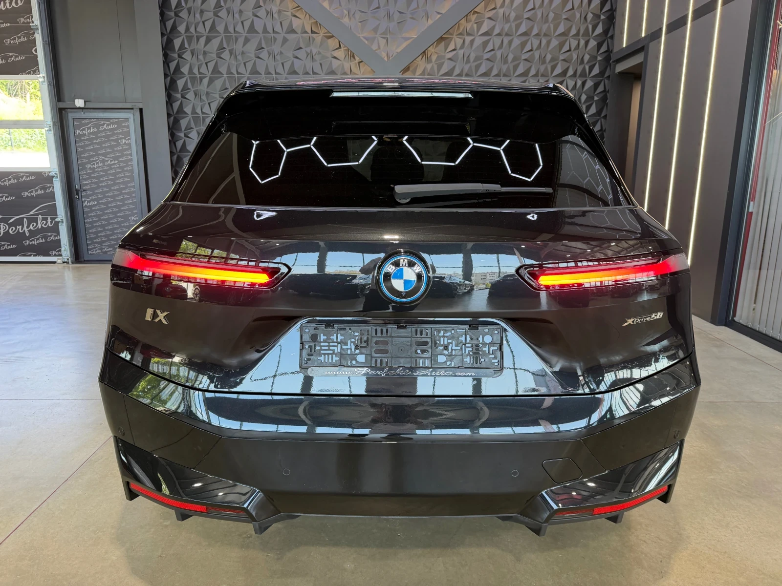 BMW iX 50 xDrive FULL Ekcmpu* SWAROVSKI * BOWERS & WILKIN, снимка 4 - Автомобили и джипове - 54597777