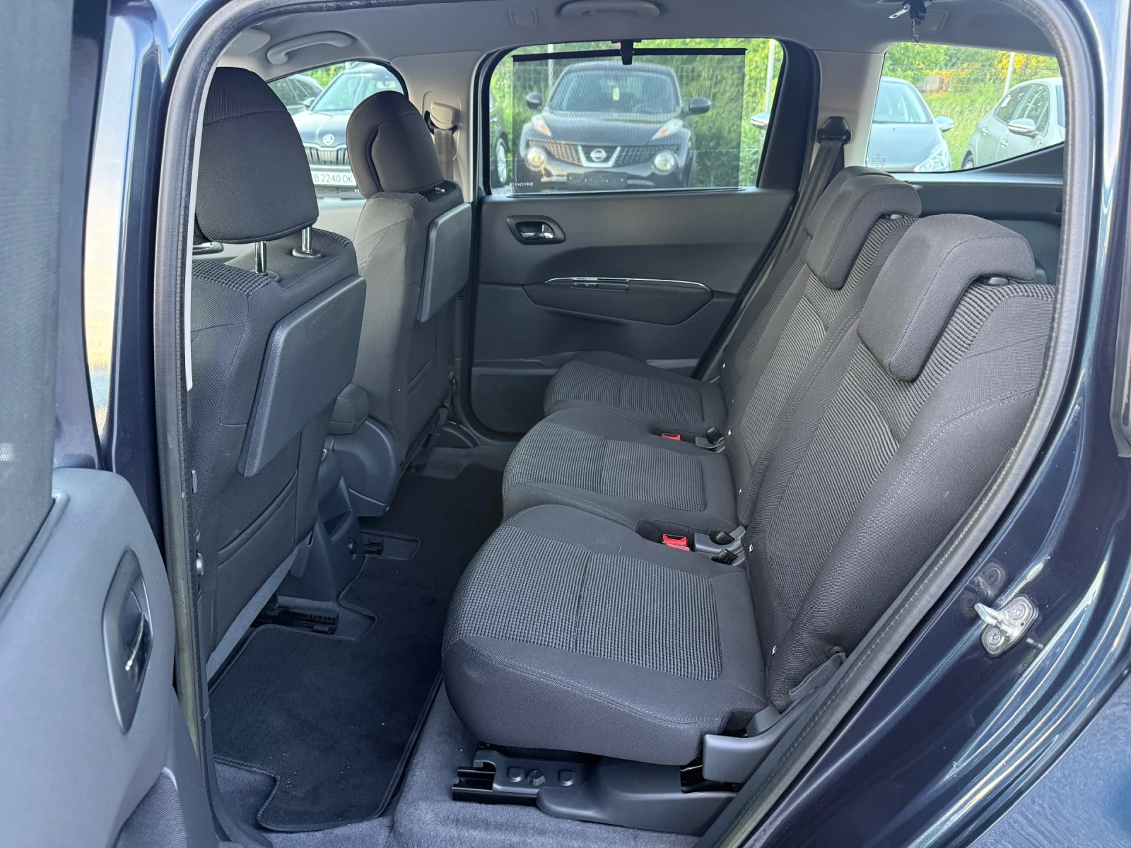 Peugeot 5008 1.6 HDi (112 кс) Automatic / Парктроник /Евро 5, снимка 13 - Автомобили и джипове - 54715001