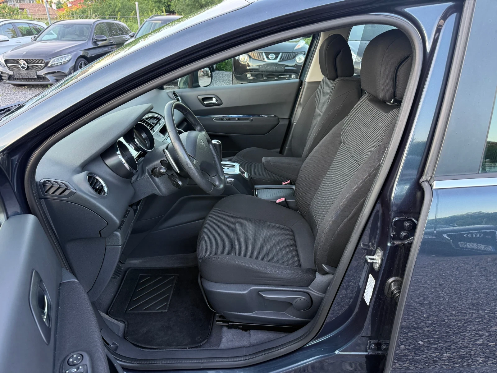 Peugeot 5008 1.6 HDi (112 кс) Automatic / Парктроник /Евро 5, снимка 11 - Автомобили и джипове - 54715001