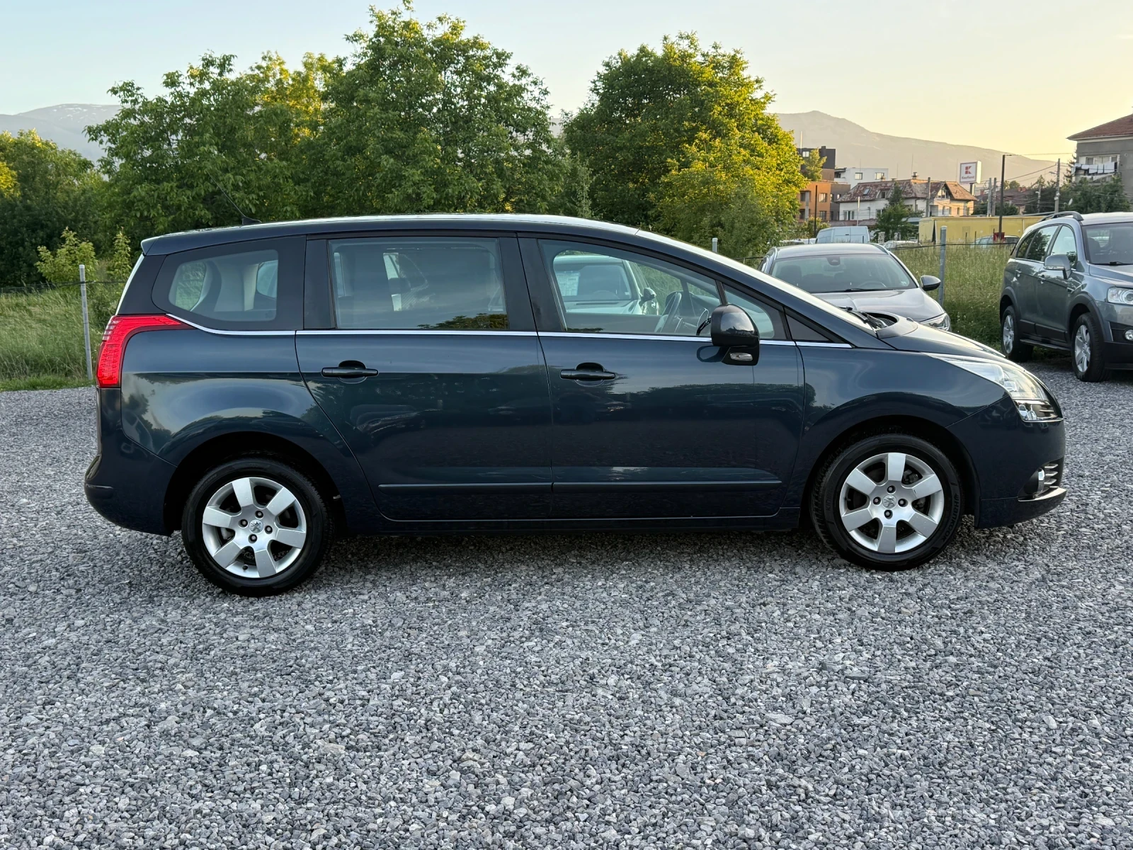 Peugeot 5008 1.6 HDi (112 кс) Automatic / Парктроник /Евро 5, снимка 4 - Автомобили и джипове - 54715001