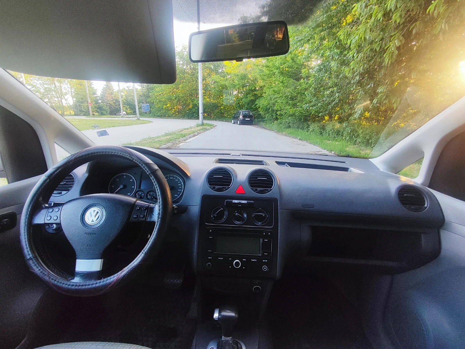 VW Caddy 1.9 DSG, снимка 8 - Автомобили и джипове - 54757591