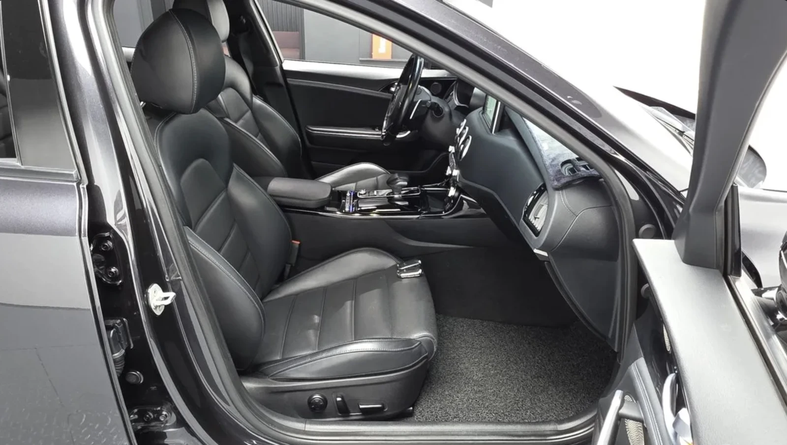 Kia Stinger 2.0 Turbo / GT line Platinum / ОБДУХ / 360 КАМЕРИ, снимка 11 - Автомобили и джипове - 55089063