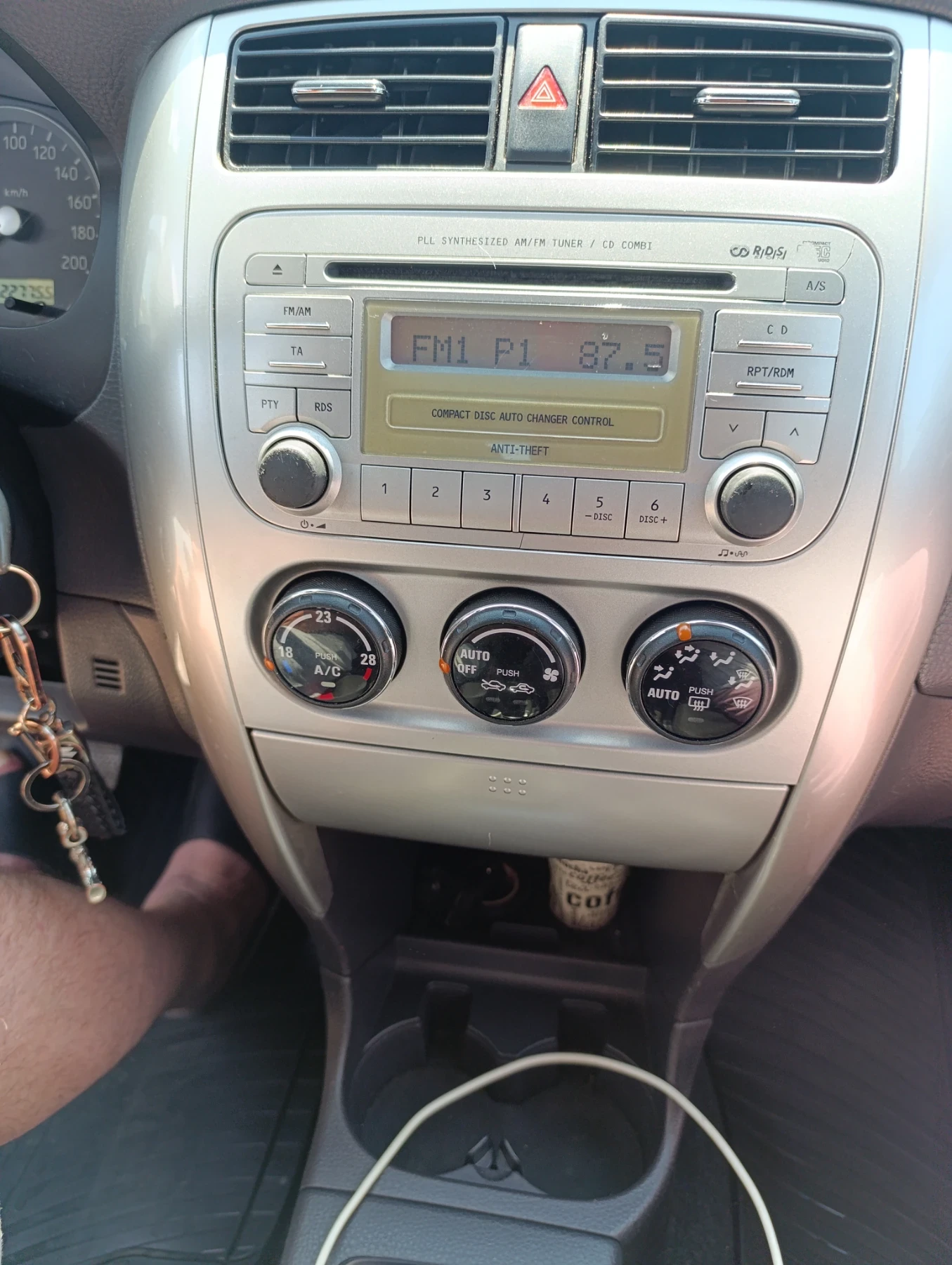 Suzuki Liana, снимка 12 - Автомобили и джипове - 55235344
