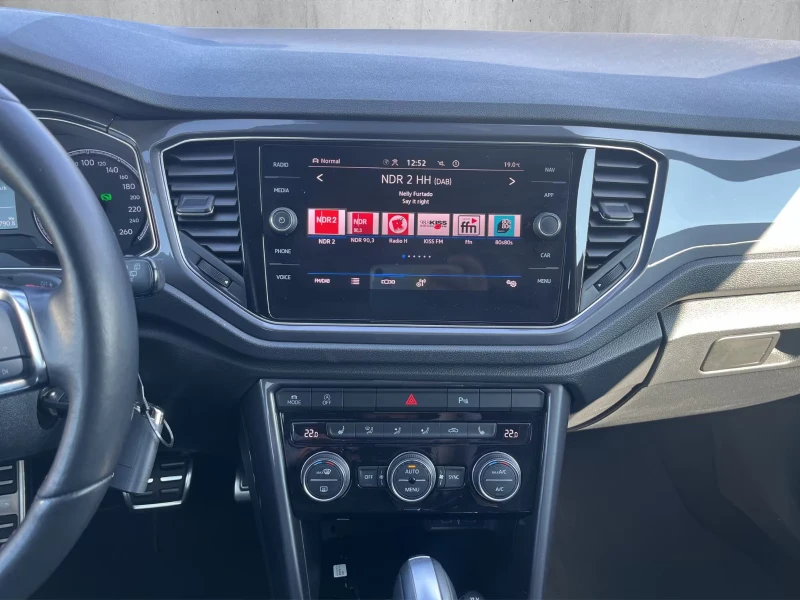 VW T-Roc SPORT/2.0TDI/150HP/DSG/LED/ACC/716vpr, снимка 15 - Автомобили и джипове - 51657696