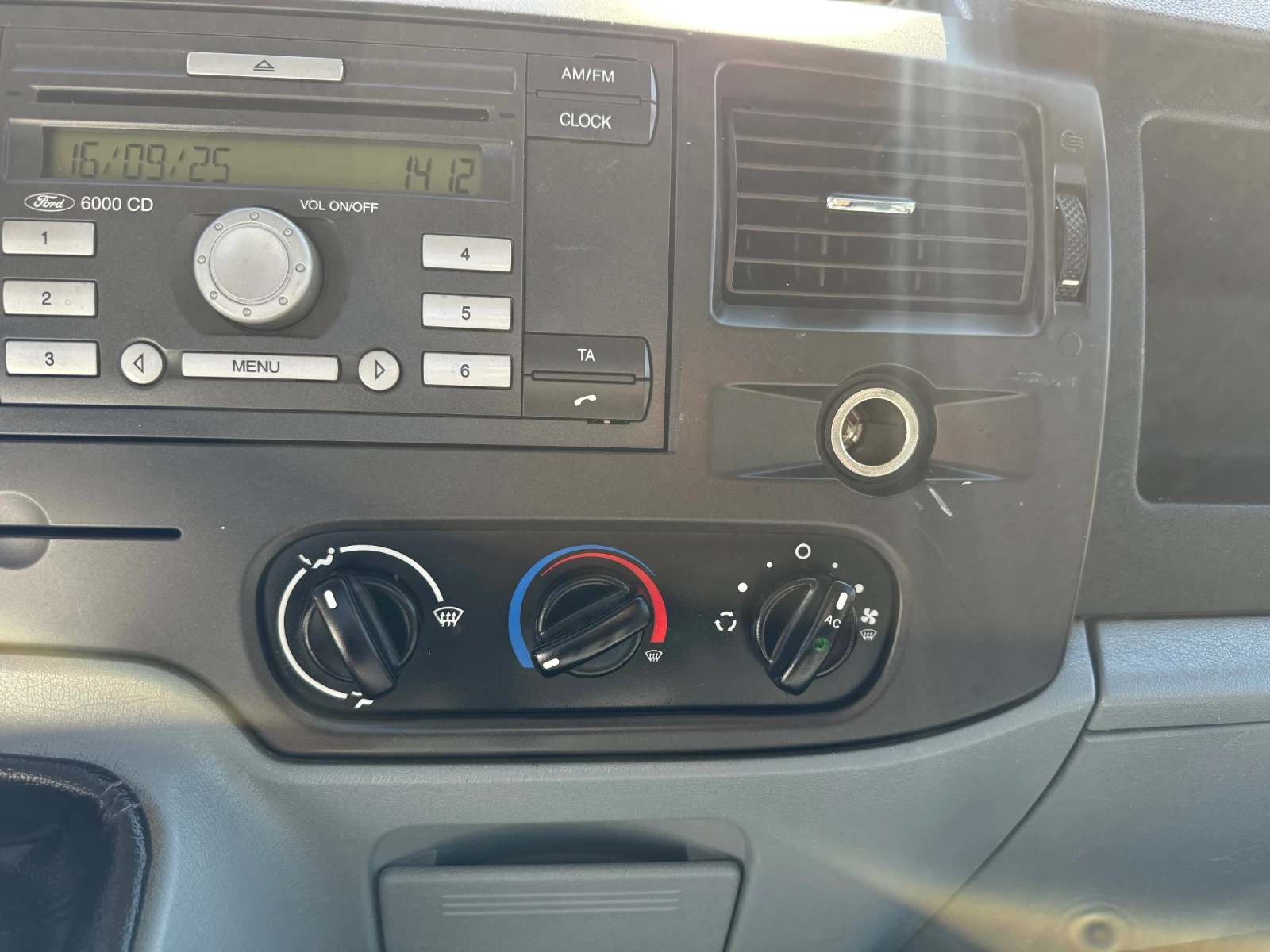 Ford Transit 2.4TDCi 140к.с * Климатик* * Бордови*  - изображение 10