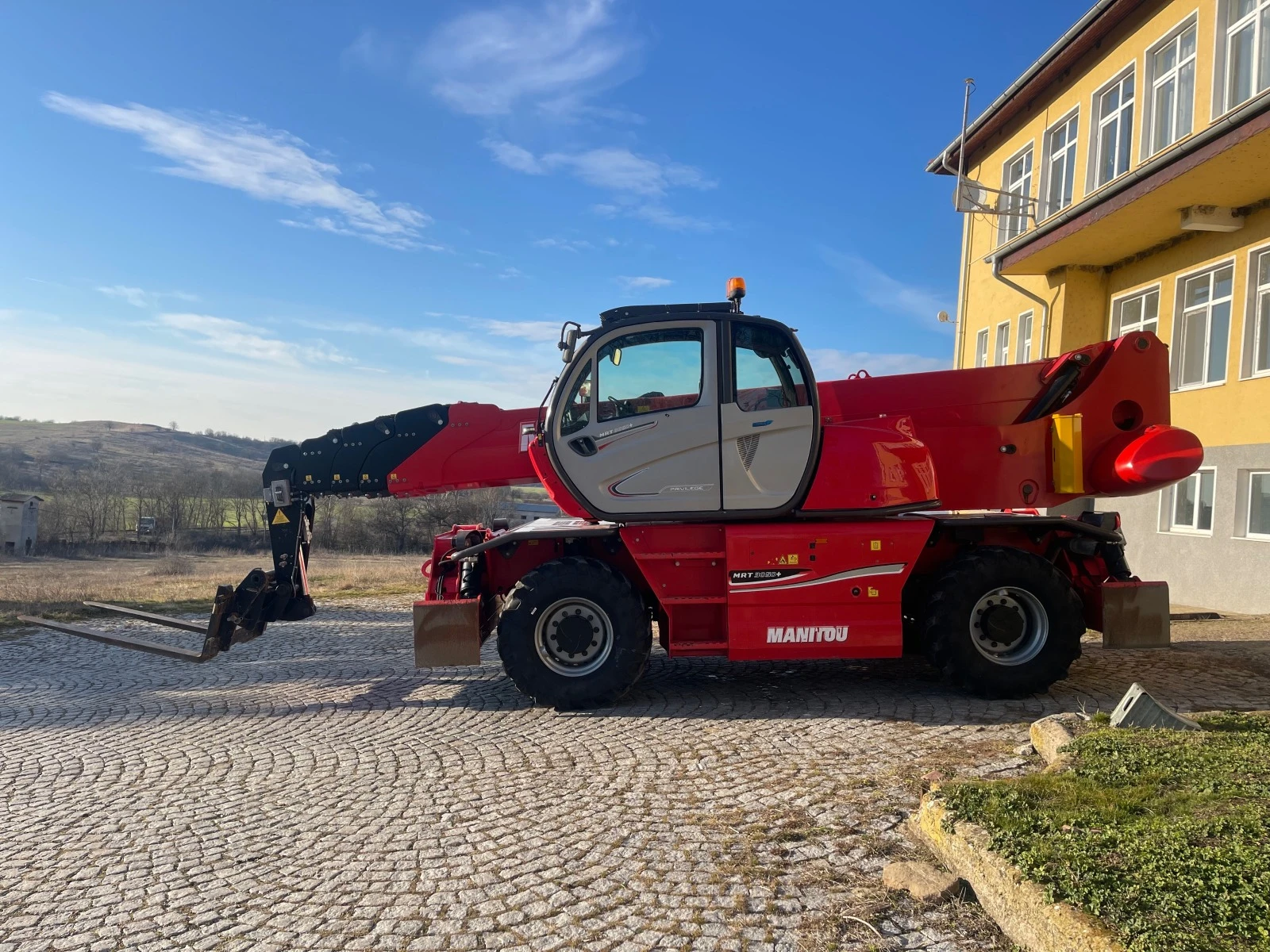 Телескопични товарачи Manitou MRT 3050 PLUS PRIVILEGE С ТРИ УРЕДА ЛИЗИНГ - изображение 4