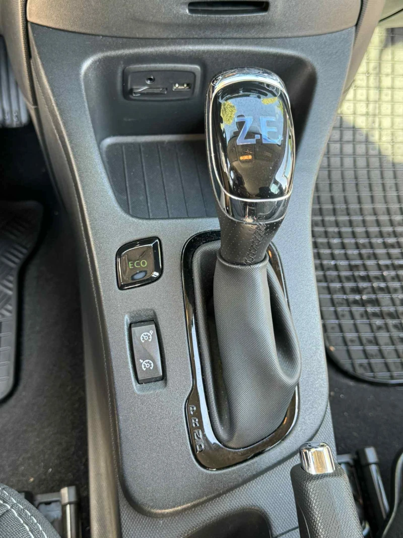 Renault Zoe, снимка 13 - Автомобили и джипове - 52709353