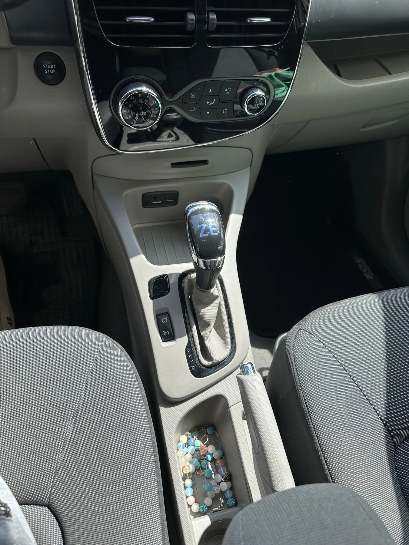 Renault Zoe, снимка 15 - Автомобили и джипове - 54691088