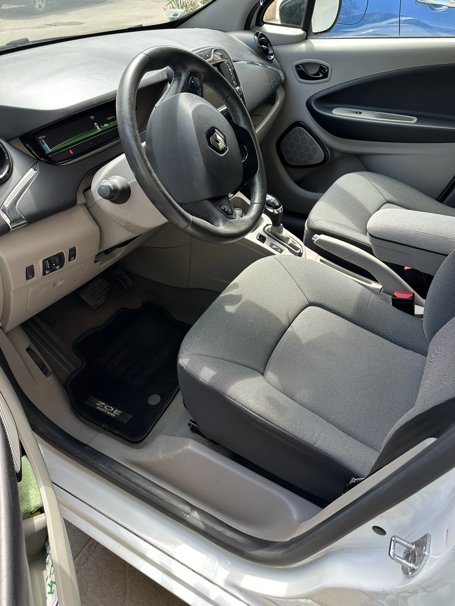 Renault Zoe, снимка 8 - Автомобили и джипове - 54691088