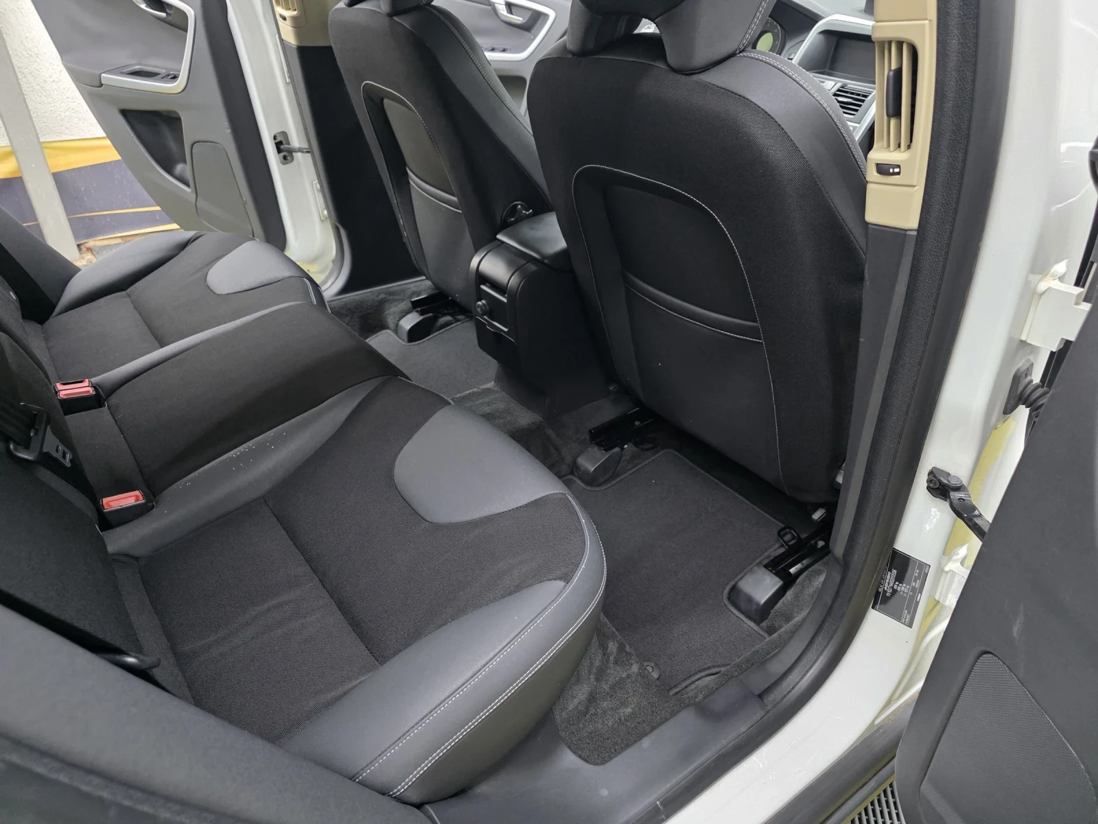 Volvo XC60 2.4D, снимка 9 - Автомобили и джипове - 54456225