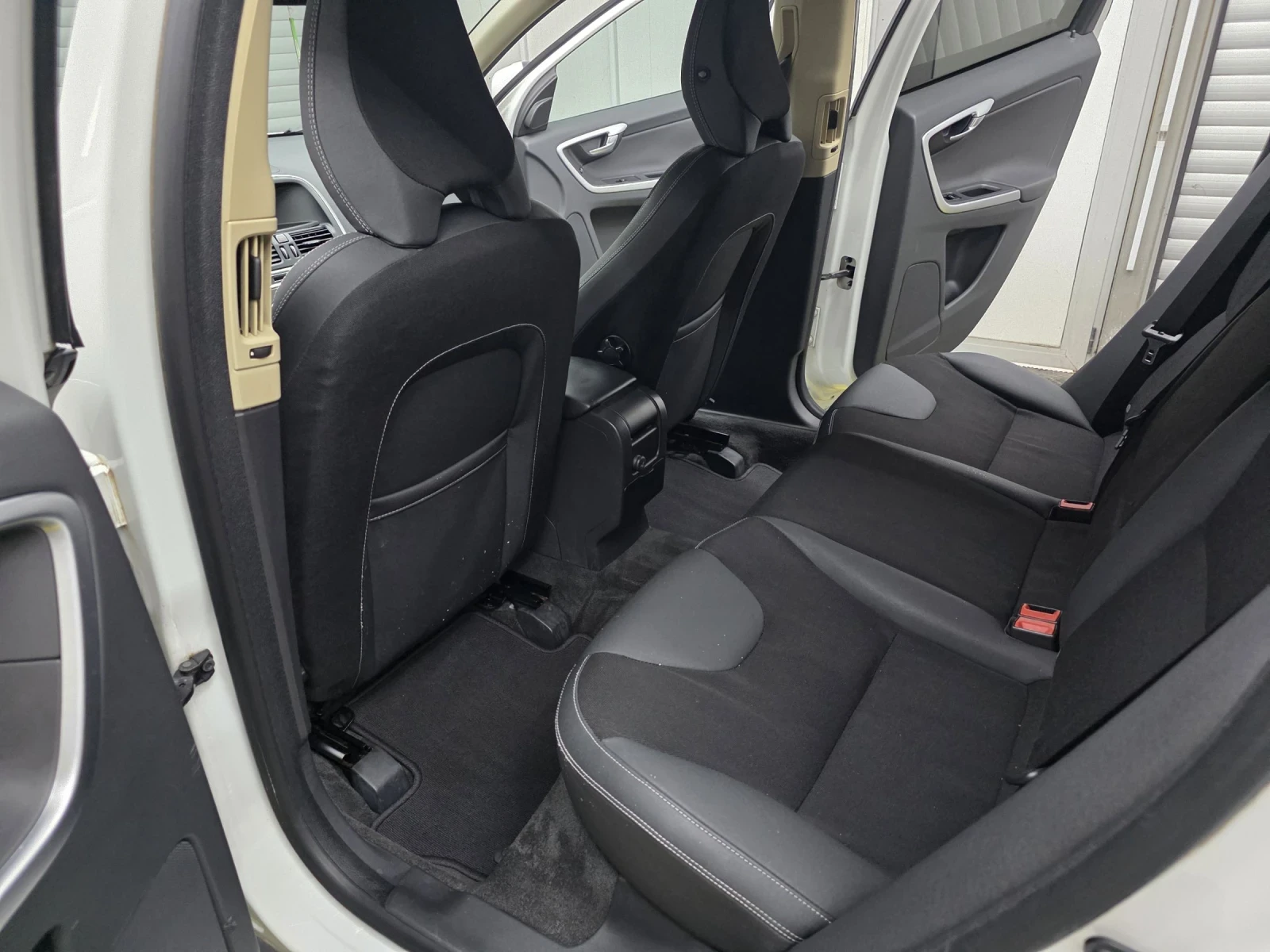 Volvo XC60 2.4D, снимка 10 - Автомобили и джипове - 54456225