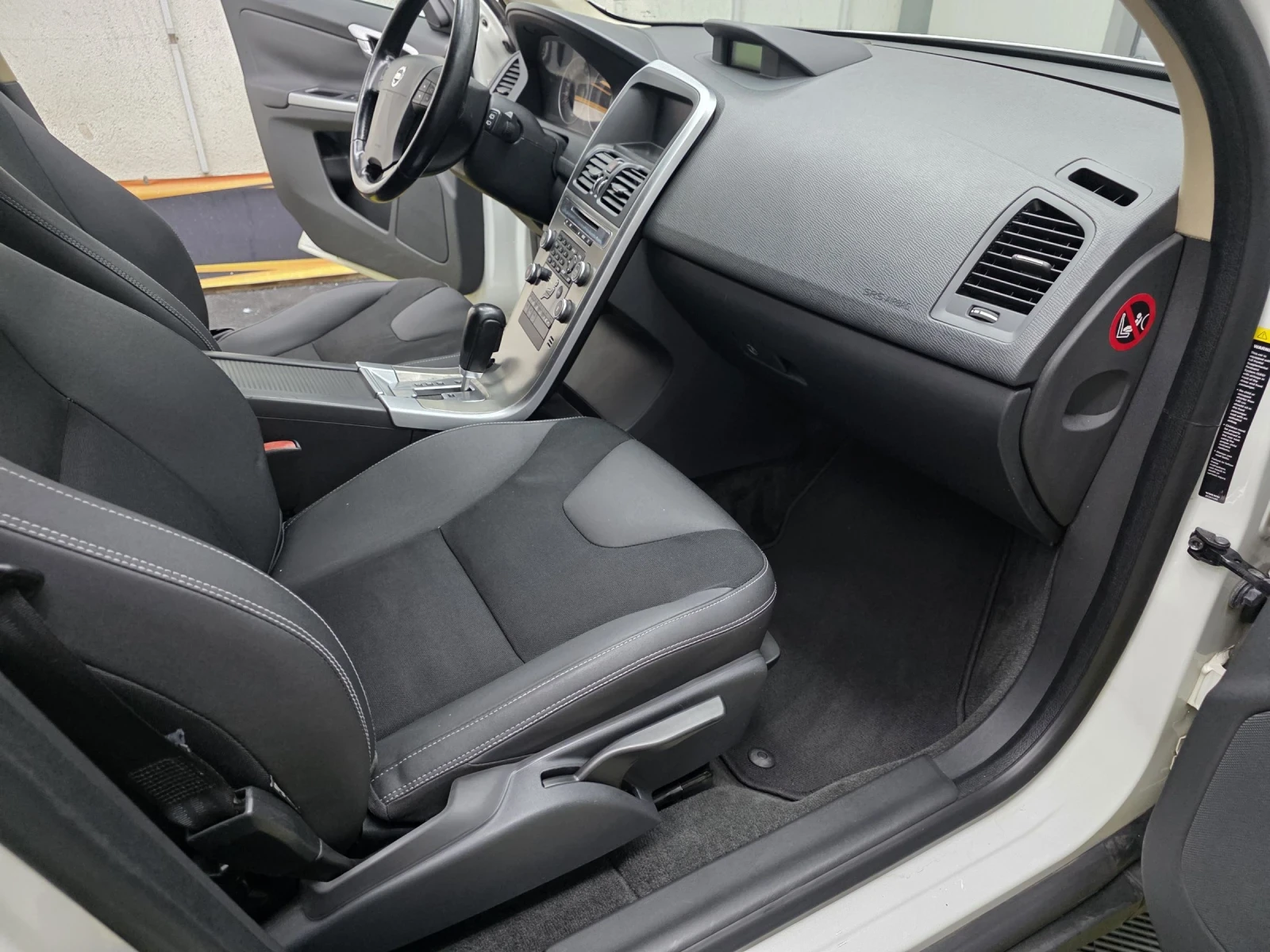 Volvo XC60 2.4D, снимка 8 - Автомобили и джипове - 54456225