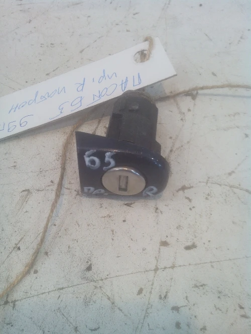 Патрон врата преден десен Фолксваген Пасат Б5