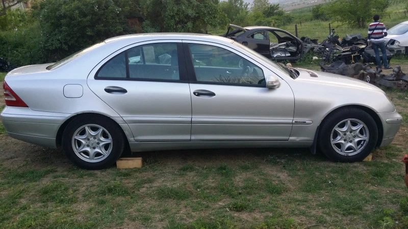 Mercedes-Benz C 220, снимка 7 - Автомобили и джипове - 47458305