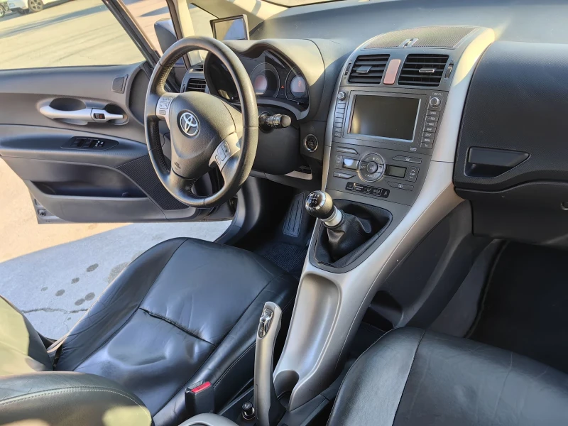 Toyota Auris 2.2 D-CAT, снимка 11 - Автомобили и джипове - 48491258