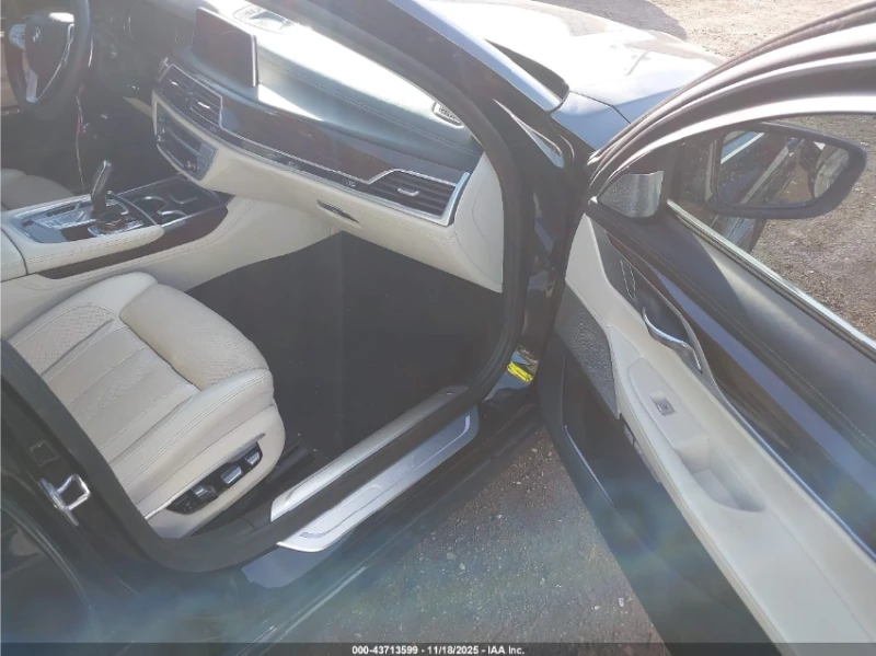 BMW 750 i RWD* HEAD-UP* 360CAM* АвтоКредит(ЦЕНА ДО БГ), снимка 8 - Автомобили и джипове - 53599536